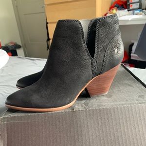 Frye Reina Cutout boot 8.5 ankle new